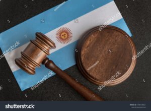abogado con bandera argentina y internacional