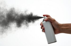 Qué gas contienen los aerosoles y cómo funcionan en su envase 11 aerosol spray releasing mist into air