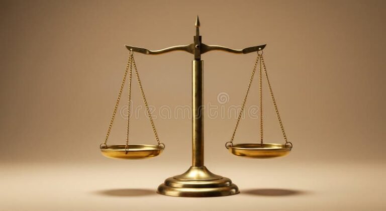 balanza de justicia con fondo neutral