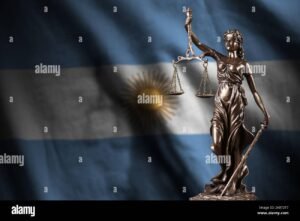 balanzas de justicia con bandera argentina