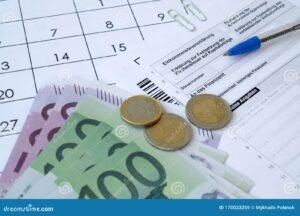 billetes y monedas sobre formulario impositivo