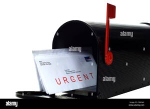 buzon de correo con carta urgente roja