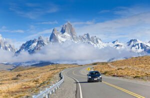 conductor joven manejando en carretera argentina