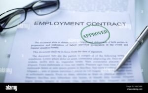 contrato de trabajo firmado con sello oficial