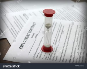 contrato laboral firmado con reloj y calendario