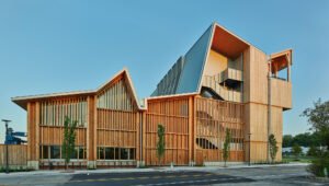 edificio institucional con fachada moderna