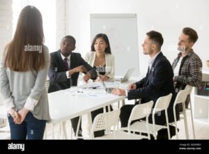 empleado llegando tarde al trabajo oficina