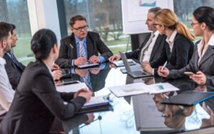 equipo de abogados en reunion profesional