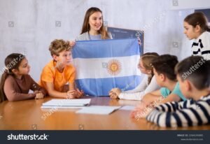 escuela argentina con estudiantes y bandera nacional