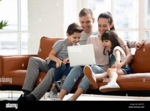 familia feliz usando computadora en casa