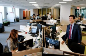 funcionarios publicos trabajando en oficina gubernamental