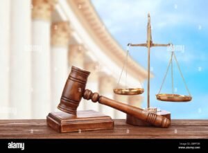 juez con balanza y mallete en corte