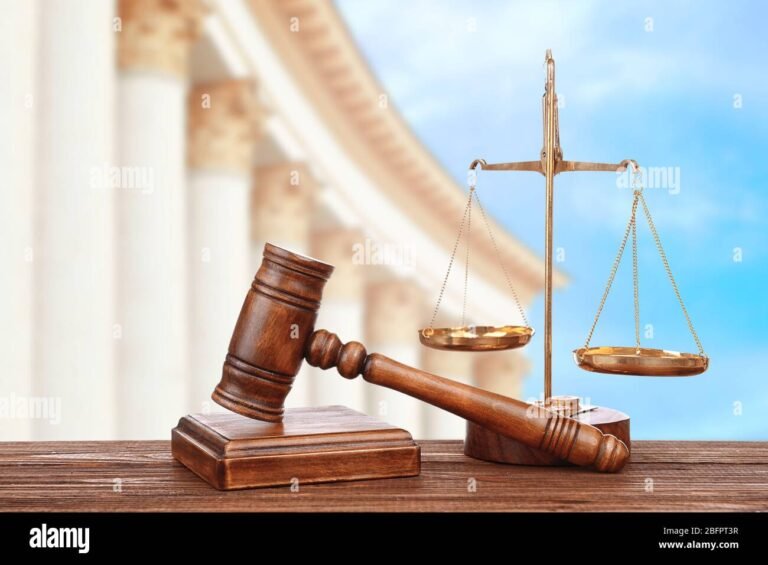 juez con balanza y mallete en corte