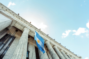 juez leyendo sentencia en tribunal argentino
