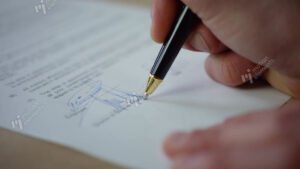 mano firmando documento con sello oficial