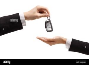 manos entregando llaves de auto a otra persona