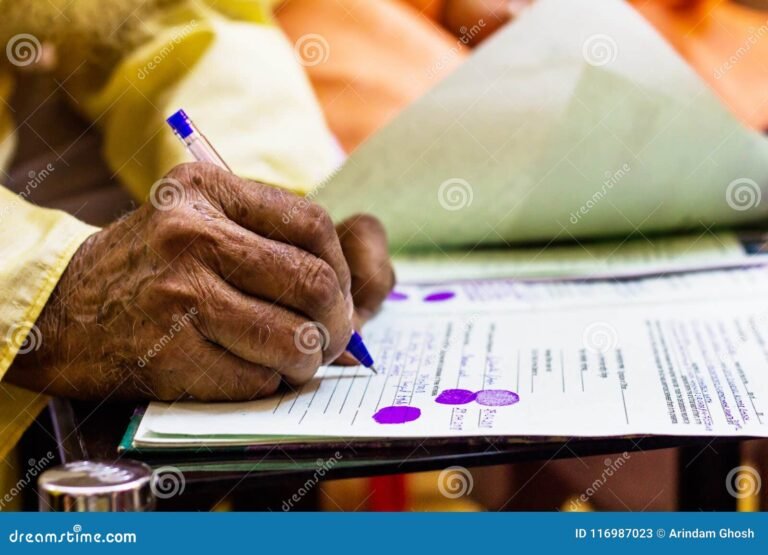 manos firmando un documento legal antiguo