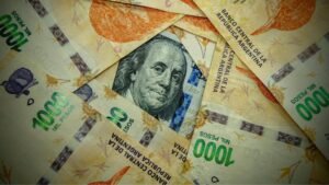 mapa de argentina y billetes de dolar estadounidense