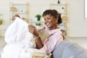 mujer sonriente realizando tareas del hogar
