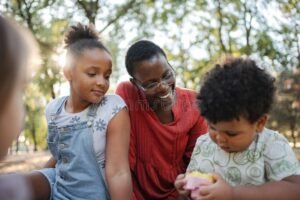 ninos felices jugando en parque comunitario