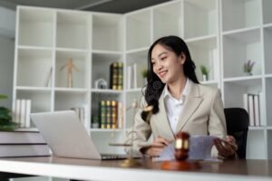 oficina moderna con documentos legales y computadora