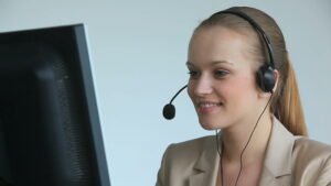 operador de call center atendiendo llamada telefonica