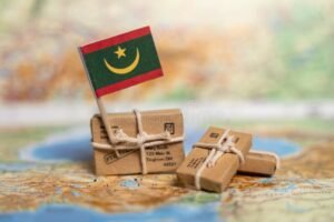 Cuál es el costo de envío por Correo Argentino según peso y destino 3 paquete con etiquetas postales y mapa mundial