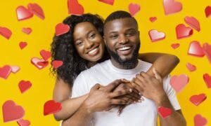 pareja apoyandose mutuamente con sonrisa calida