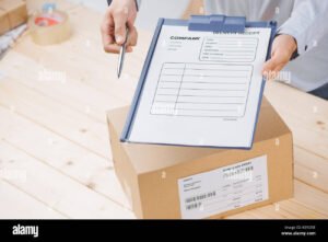 persona entregando documento fiscal en oficina