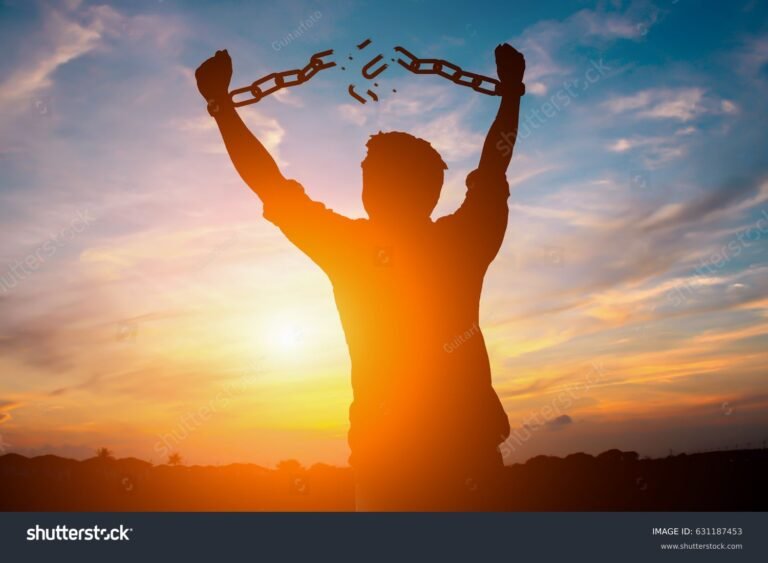persona feliz rompiendo cadenas financieras