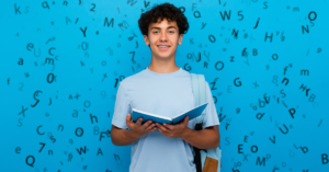 persona pensando con libros de gramatica abierta