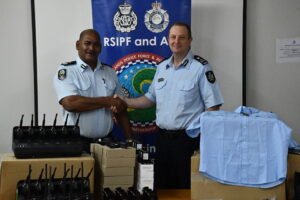 policia federal uniforme oficial en patrulla