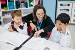profesores privados ensenando en aula moderna