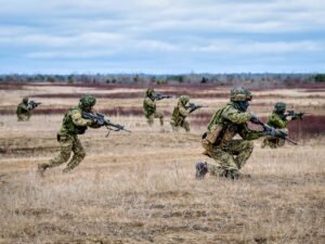 soldado entrenando en campo abierto militar
