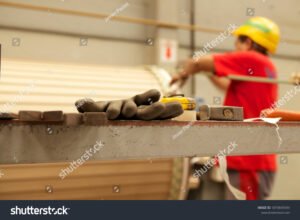 trabajador argentino con casco y herramientas laborales