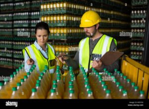 trabajadores en fabrica de bebidas gaseosas