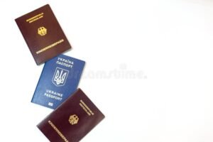 tres pasaportes sobre fondo blanco