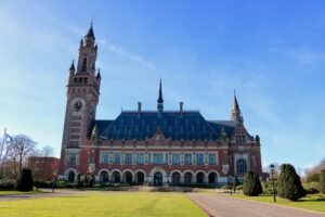 tribunal de justicia con reloj detenido