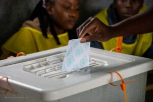 urna electoral argentina con boletas tradicionales