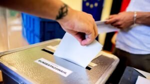 urna electoral con papeletas de voto